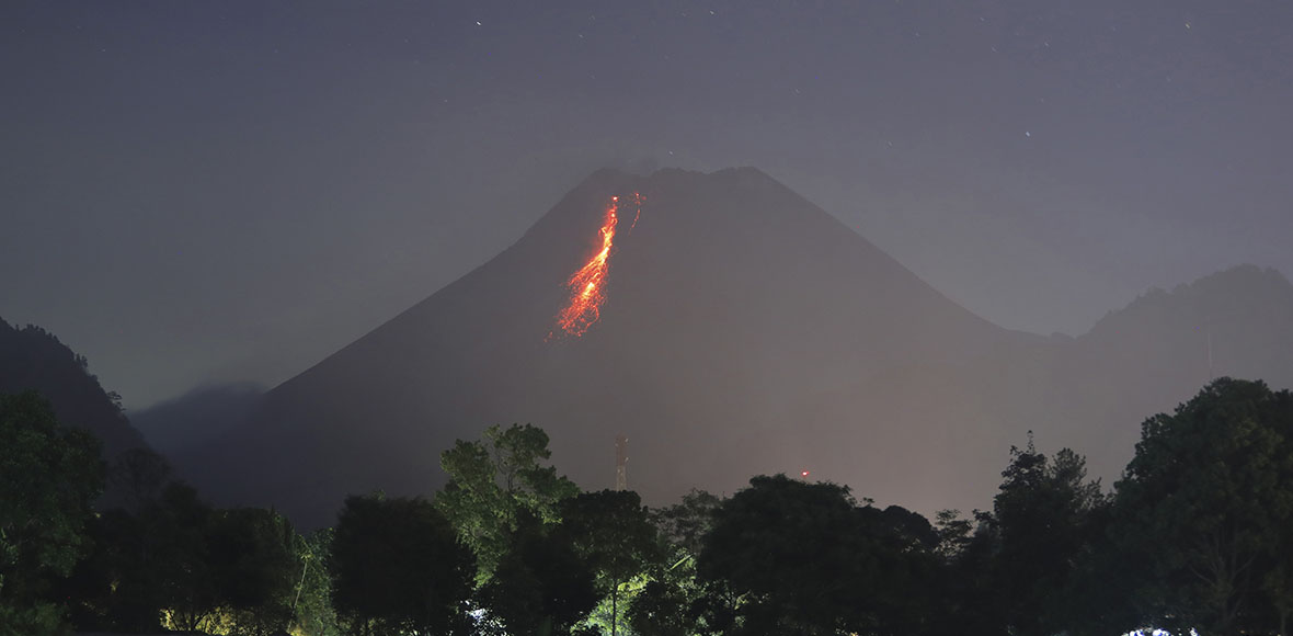 Το ηφαίστειο Μεράπι «ξύπνησε»