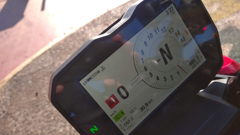 Πανέμορφη TFT οθόνη της οποίας δεν δίνεις και μεγάλη σημασία όταν οδηγείς...