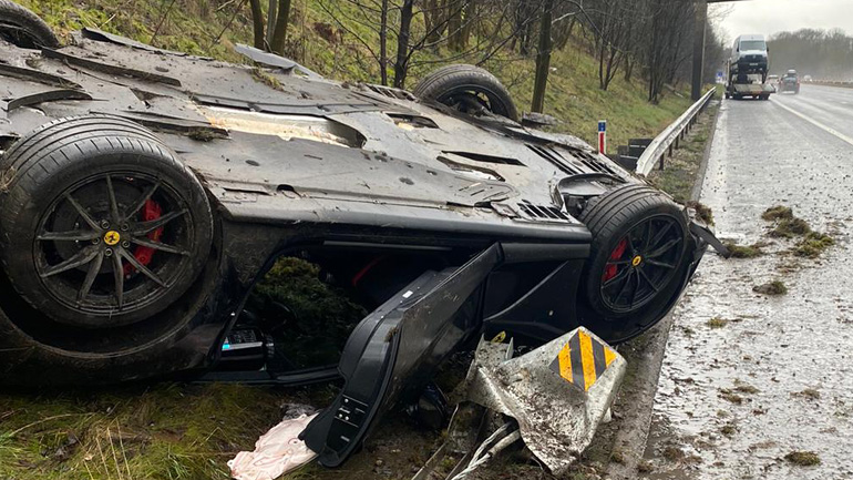 Τρομερή τούμπα με Ferrari 812 Superfast