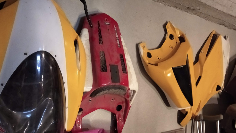 Εξαρτήματα από κουστούμια μοτοσικλέτας κρεμασμένα στον τοίχο...