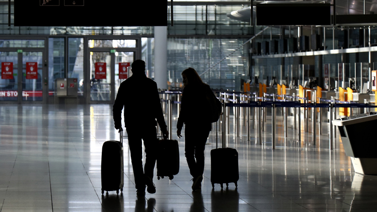 Παρατείνονται οι ταξιδιωτικές απαγορεύσεις στις ΗΠΑ με εντολή Μπάιντεν