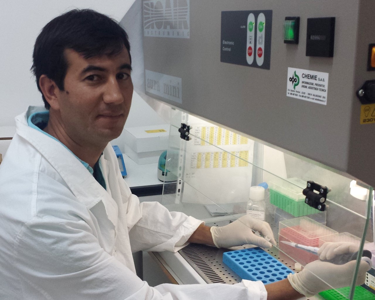 Καθηγητής Νικόλα Ντεκάρο