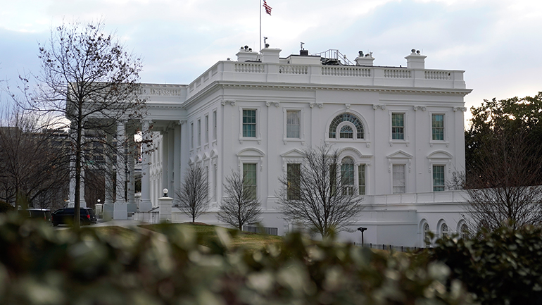 Οι Τσάμπ και Μέιτζορ, οι δύο ποιμενικοί του ζεύγους Μπάιντεν, έφθασαν στον Λευκό Οίκο