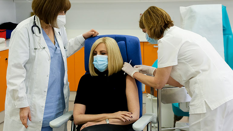 Τη δεύτερη δόση εμβολίου έκανε η Φώφη Γεννηματά