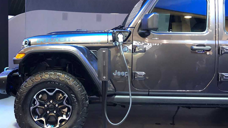 Η υποδοχή φόρτισης είναι στο εμπρός αριστερό φτερό.