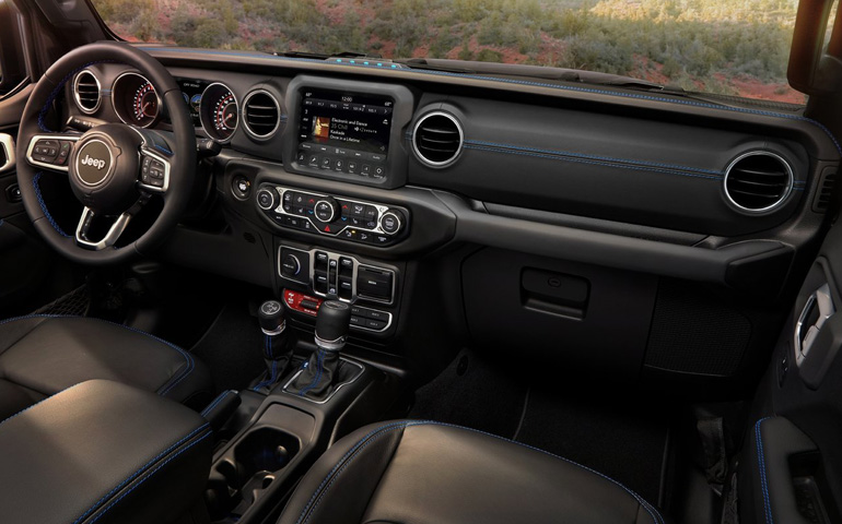 Στο εσωτερικό οι αλλαγές περιορίζονται στις λειτουργίες της οθόνης και του πίνακα οργάνων.