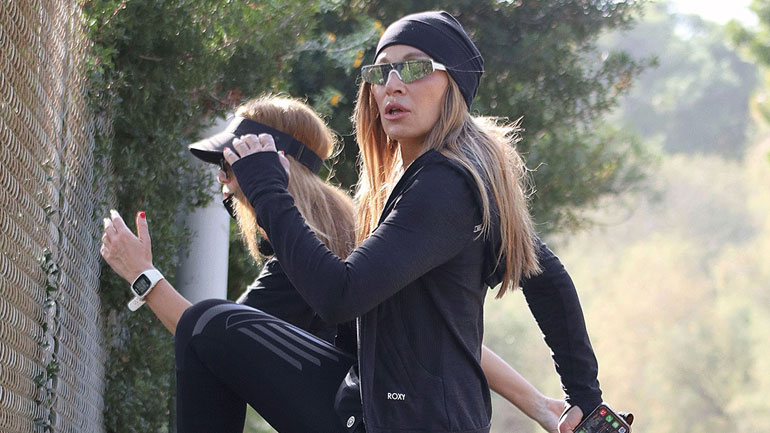 Ελένη Πετρουλάκη: Πρωινή άσκηση με την παρέα της στα νότια προάστια