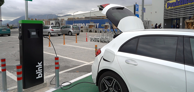 Σε ολοένα και περισσότερα σημεία τοποθετούνται φορτιστές για ηλεκτρικά οχήματα