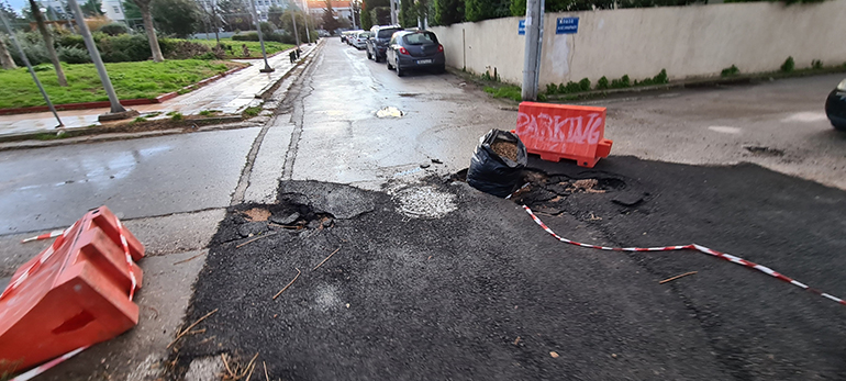 Όσο και να θέλουμε δεν αλλάζουμε. Αυτή η ζημιά που βλέπετε έγινε 2 μέρες αφότου τα συνεργεία έφτιαξαν (;) το δρόμο