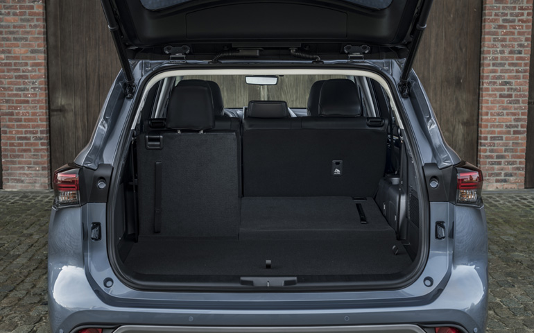 Οι πίσω θέσεις αποθηκεύονται κάτω από το πάτωμα.