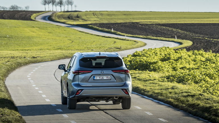 Καίει, σύμφωνα με την Toyota, 6,6 λίτρα ανά 100 χλμ.