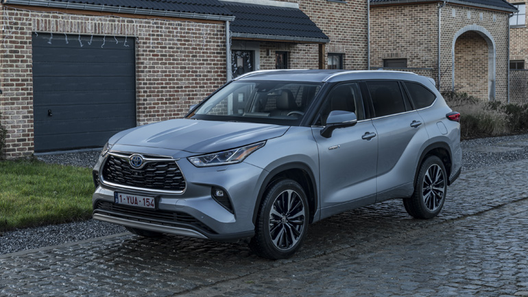 Φοράει ζάντες 18 ή 20 ιντσών και το αμάξωμα έχει αυξημένο ύψος.