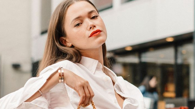 Η Valeria Lipovetsky μας δείχνει πώς να φτιάξουμε το τέλειο sleek bun σε 2 λεπτά!