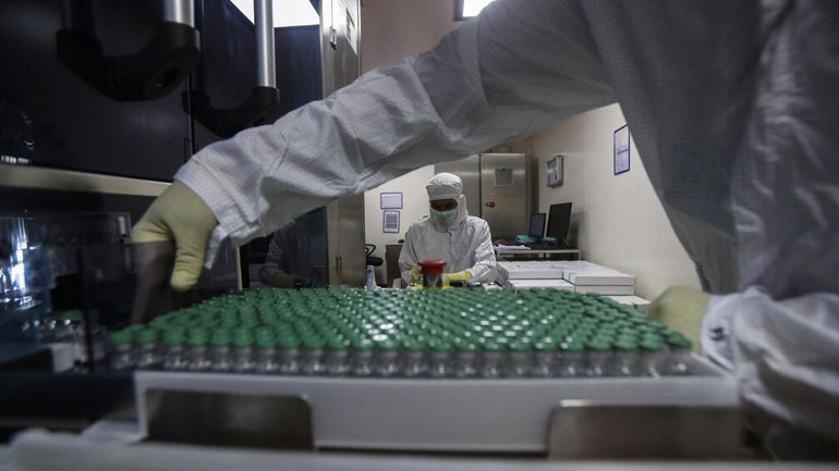 AstraZeneca: Αναληθή τα δημοσιεύματα για τη μη αποτελεσματικότητα του εμβολίου στους άνω των 65 ετών