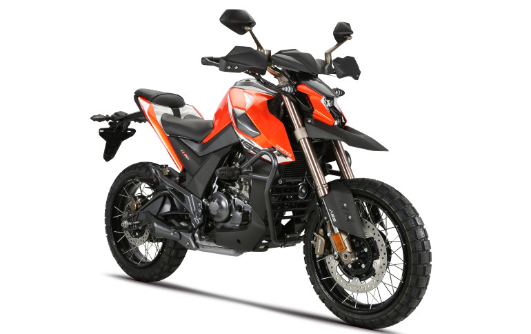 Επιθετική σχεδίαση για μια μοτοσικλέτα που θα σε διασκεδάσει στην πόλη.