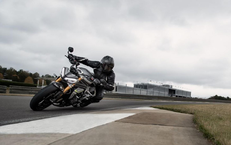 Μοτοσικλέτα διασκέδασης σε δρόμο και πίστα...