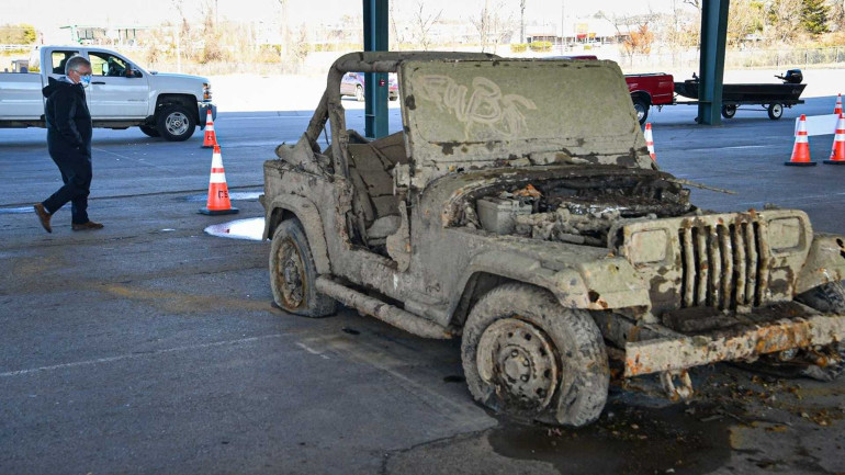 Ένα Jeep Wrangler σε κακή κατάσταση από την παραμονή του κάτω από το νερό.