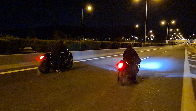 Οι δύο αναβάτες έτοιμοι για τη μάχη των 400 μέτρων...