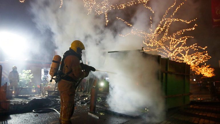Ολλανδία: Η αστυνομία συνέλαβε πάνω από 150 διαδηλωτές κατά την τρίτη νύχτα ταραχών