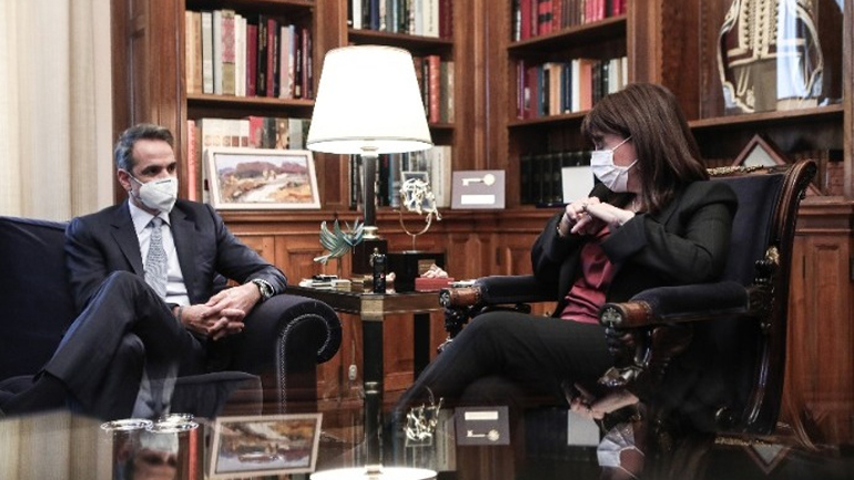 Μητσοτάκης σε Σακελλαροπούλου: Ασκούνται πιέσεις στις εταιρείες για τις παραδόσεις των εμβολίων