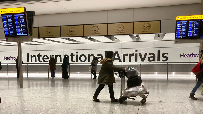 Βρετανός υπουργός Υγείας: Μην κάνετε ακόμη κρατήσεις για τις καλοκαιρινές διακοπές