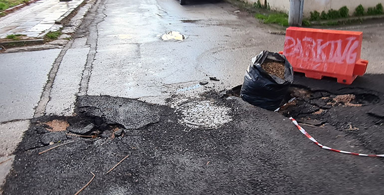 Αυτό το σημείο έχει επισκευαστεί δύο ημέρες πριν... Προφανώς αυτοί που το έκαναν είχαν στο μυαλό τους αγώνες trial με 4x4 οχήματα!