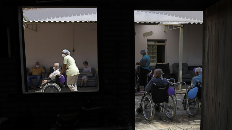 Covid-19: Πλησιάζουν τους 219.000 οι νεκροί στη Βραζιλία