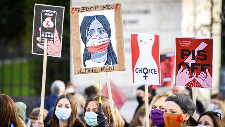 Σε ισχύ η απαγόρευση των αμβλώσεων στην Πολωνία – Νέες διαδηλώσεις