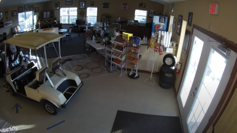 Αυτοκινητάκι του γκολφ συγκρούεται σε πόρτα