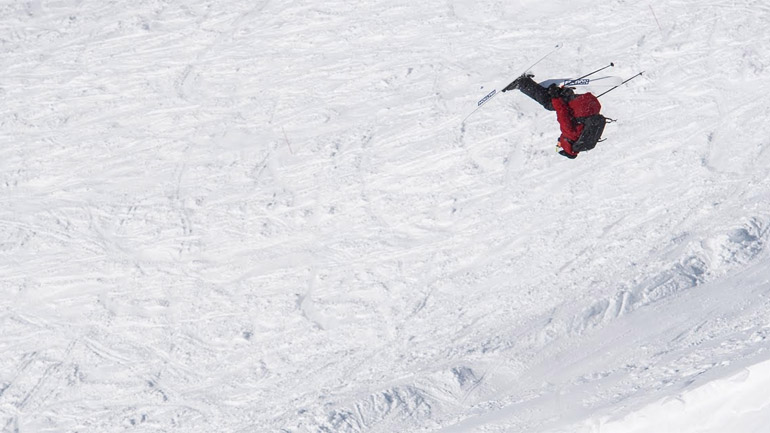 Σκιέρ εκτελεί εντυπωσιακά κόλπα