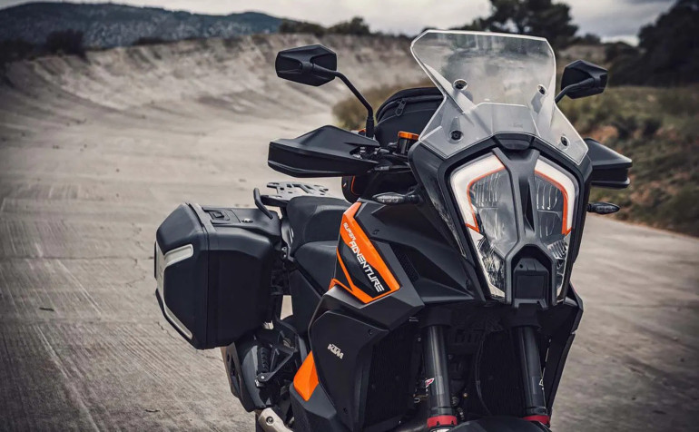 Διακρίνεται ξεκάθαρα το ραντάρ με την κάμερα στο εμπρός μέρος της μάσκας