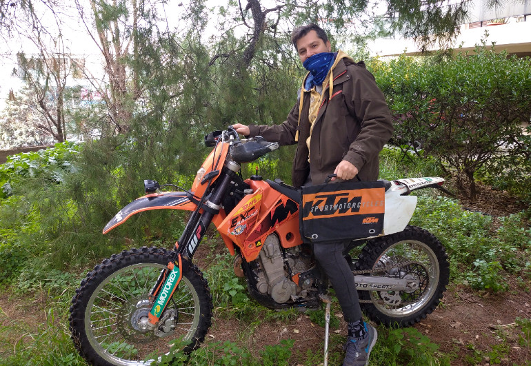 Το μόνο που δεν λείπει από τον Κώστα είναι το στιλ!