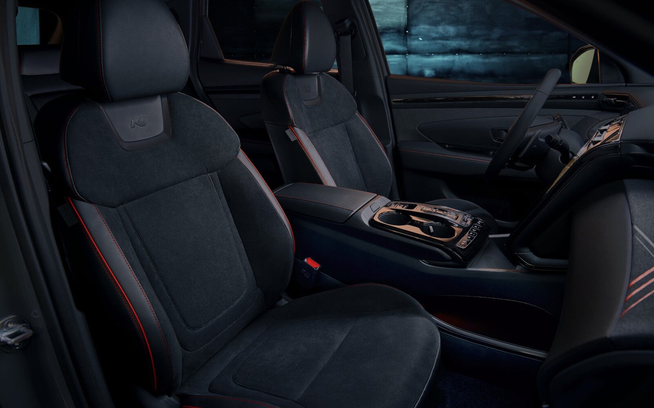 Στα καθίσματα αναγράφεται το σήμα της έκδοσης