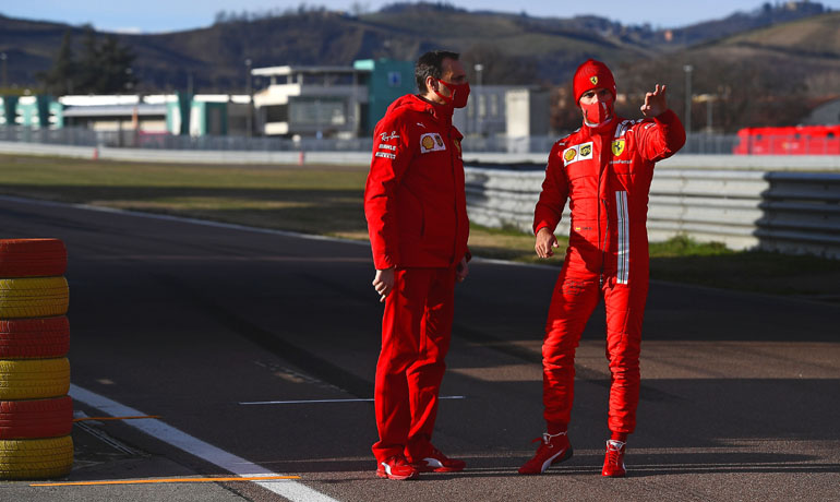 Εξηγεί στον αρχιμηχανικό του κάτι σχετικά με το στήσιμο του μονοθεσίου