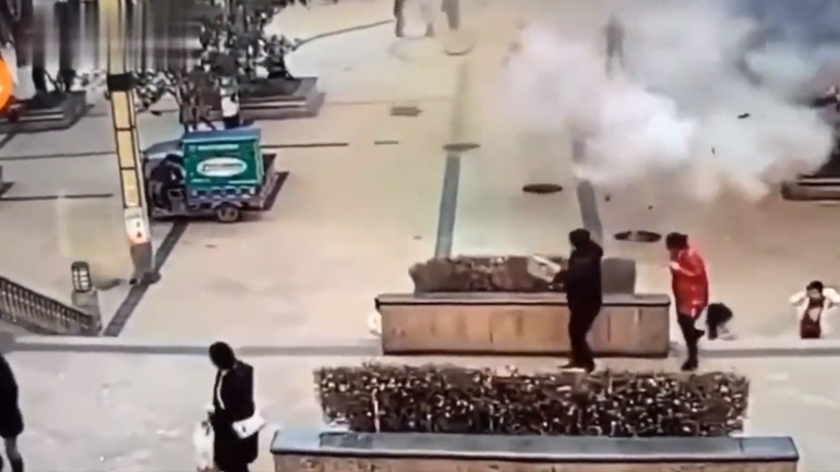 Ένα παιδί ρίχνει μια κροτίδα μέσα σε φρεάτιο