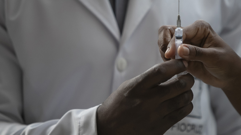 Στο «φως» το συμβόλαιο της AstraZeneca με την ΕΕ: Η εταιρεία συμφώνησε στη δημοσιοποίησή του