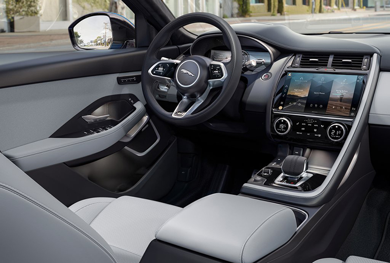 Ανανέωση στην καμπίνα των επιβατών η οποία πλέον εφοδιάζεται και με ψηφιακές σύγχρονες οθόνες αφής...