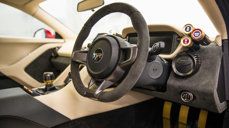 Απίστευτα εκλεπτυσμένο εσωτερικό με ακριβά υλικά