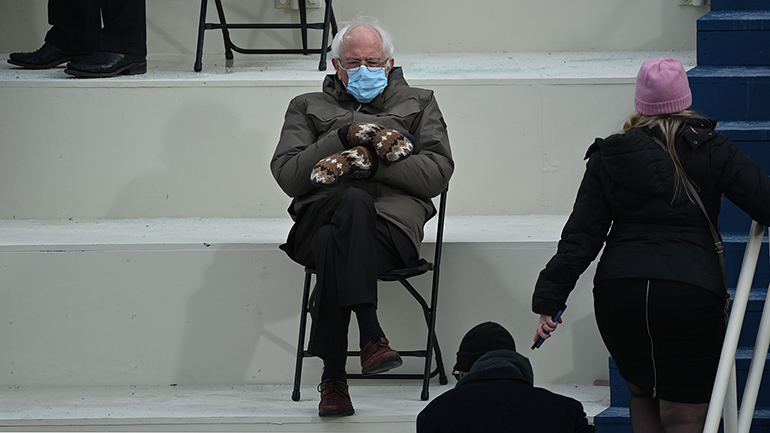 Ο Μ. Σάντερς συγκέντρωσε 1,8 εκατ. δολάρια για ηλικιωμένους πουλώντας προϊόντα με τη διάσημη φωτογραφία του