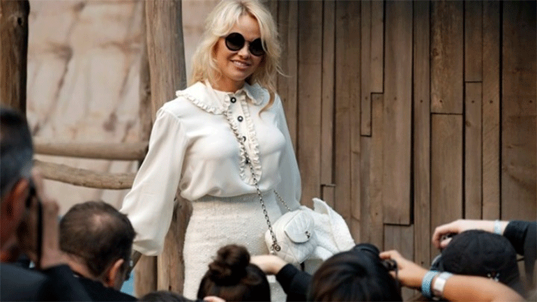 Η Πάμελα Άντερσον αποχωρεί από τα μέσα κοινωνικής δικτύωσης γιατί «ελέγχουν τον εγκέφαλό μας»