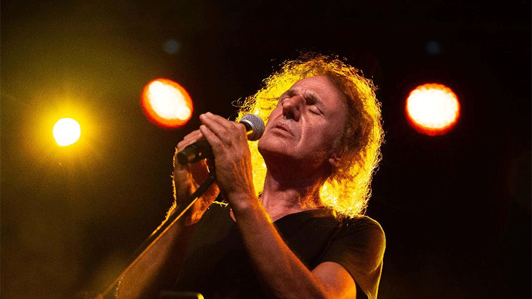 Ο Βασίλης Παπακωνσταντίνου σε μια live streaming συναυλία από τον Σταυρό του Νότου