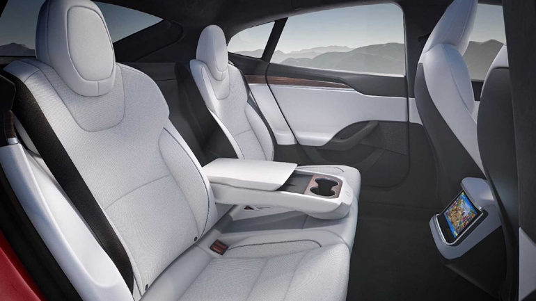 Τα πίσω καθίσματα είναι ανεξάρτητα και πιο αναπαυτικά.  