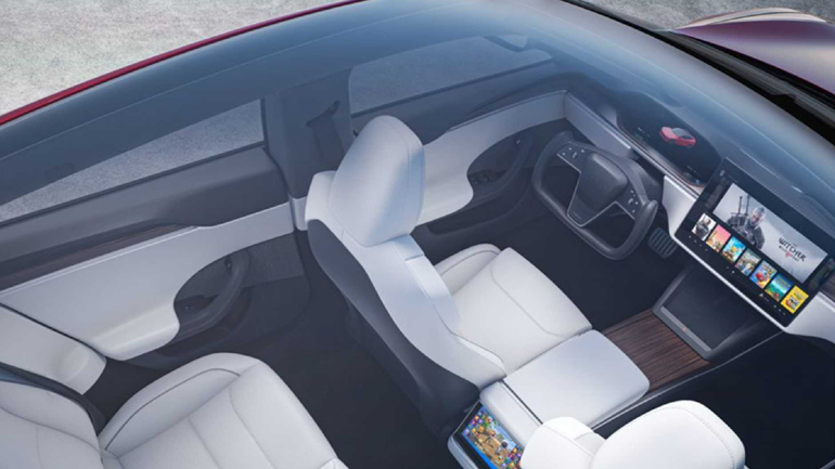 Η γυάλινη πανοραμική οροφή αποκαλύπτει το εσωτερικό του αναβαθμισμένου Model S.