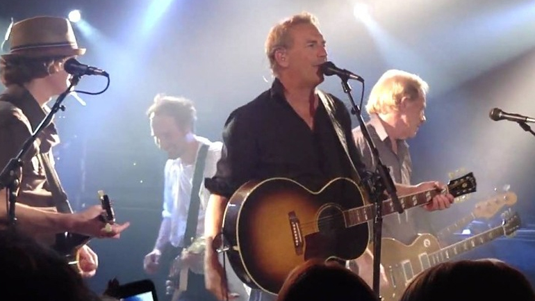 Ο Κέβιν Κόστνερ με την μπάντα του στο Outlaws & Legends Music Fest