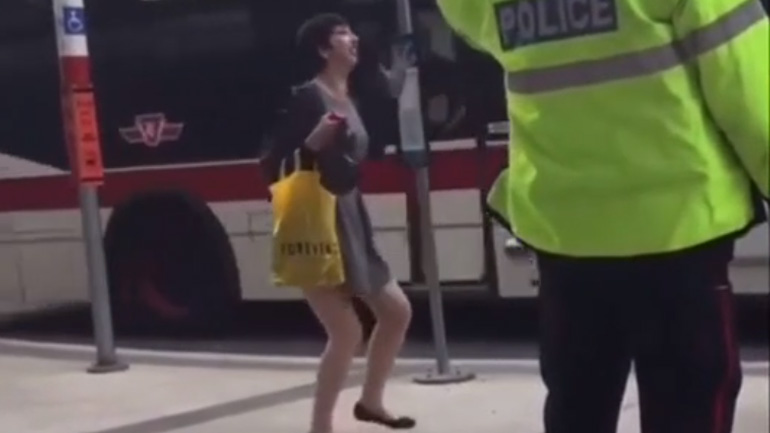 Γυναίκα φρικάρει επειδή οδηγός λεωφορείου δεν της επιτρέπει να μπει χωρίς μάσκα Γυναίκα φρικάρει επειδή οδηγός λεωφορείου δεν της επιτρέπει να μπει χωρίς μάσκα