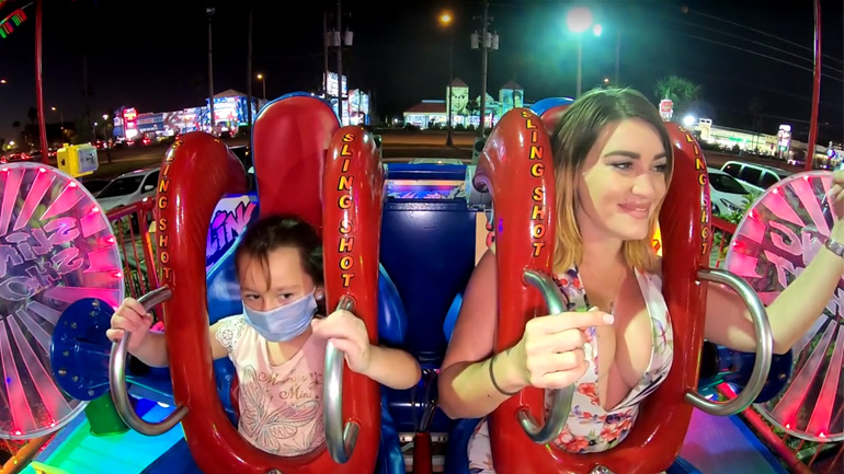 Μαμά και κόρη δοκιμάζουν το σφυρί στο λούνα παρκ