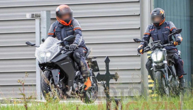 Πίσω από το RC υπάρχει ένα γυμνό μοντέλο το οποίο μοιάζει πολύ με το Duke 390.