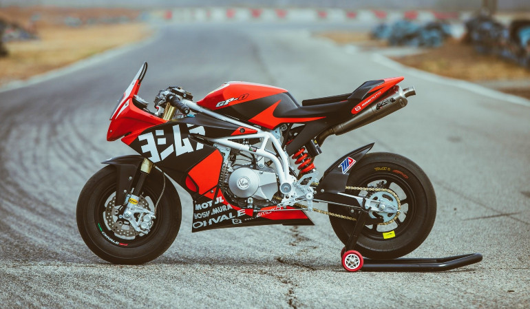 Τετράχρονος μονοκύλινδρος κινητήρας 155 κ.εκ. με USD πιρούνι εμπρός 33mm.