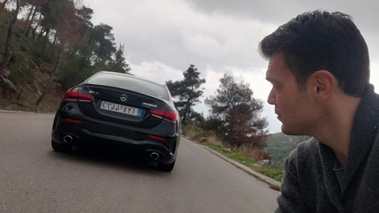 Δεν χορταίνεις να την κοιτάς από πίσω