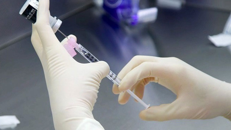 Νομικοί προειδοποιούν: Η AstraZeneca μπορεί να υποχρεωθεί να επαναδιαπραγματευθεί τα συμβόλαια